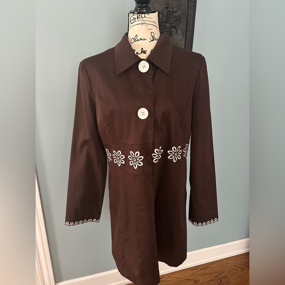 Chic Brown Trench Coat with Floral Embroidery